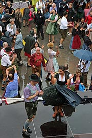 Tanzmeisterin Katharina Mayer leitet wieder den Tanz beim Kocherlball 2019, unterstützt wird sie von Magnus Kaindl (©Foto: Martin Schmitz)